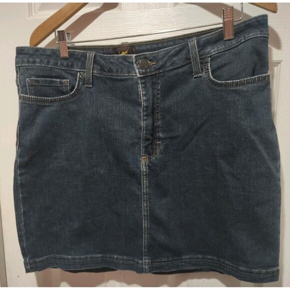 Lee Dresses & Skirts - Lee Skirt Skort Womens SIZE 18 Medium Blue Denim Midrise 5-Pocket Casual